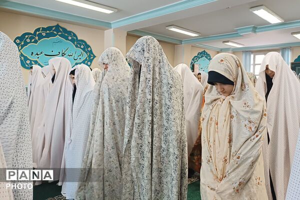اقامه نماز جماعت در دبیرستان فاطمیه