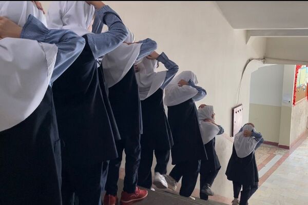 مانور تخلیه اضطراری و آمادگی برای لحظات بحرانی در مدرسه معراج بهارستان‌دو