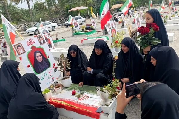 مراسم غبارروبی قبور شهدای مدرسه شجره طیبه در میناب