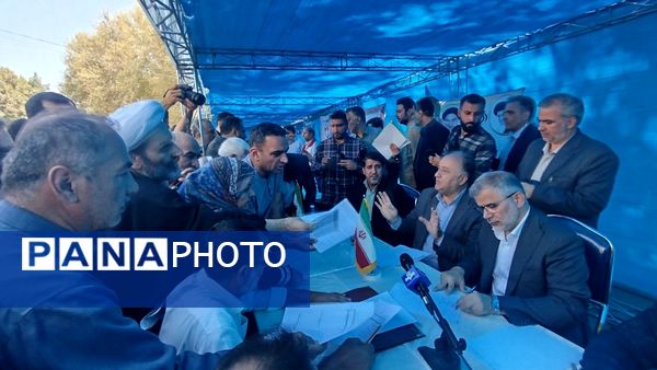  برگزاری میزخدمت درمصلی کرج به‌مناسبت هفته دولت