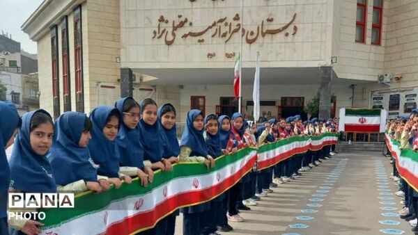 ادای احترام افتخارآمیز دانش‌آموزان آرمینه مصلی‌نژاد به رهبرشهید
