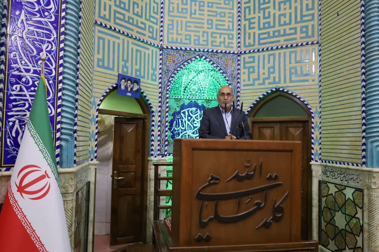 معلمان چراغ راه آینده کشور هستند
