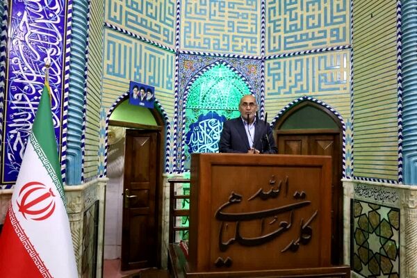 معلمان چراغ راه آینده کشور هستند