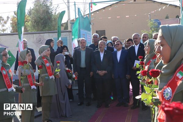 «مهر کریمانه» با حضور وزیر آموزش و پرورش در دبستان پروین اعتصامی بهارستان‌دو