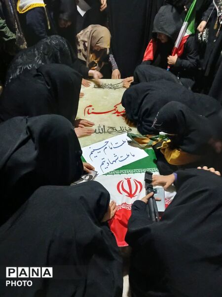 هم‌نشینی آرام کنار مزار شهید گمنام