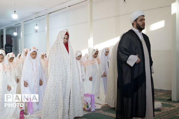 لبخند بندگی در دل‌های کوچک