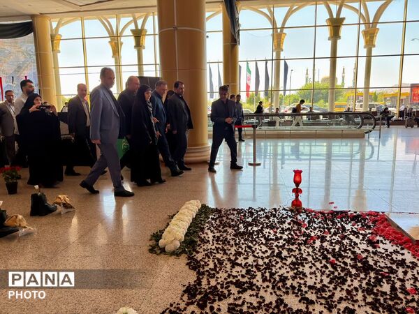 بازدید وزیر راه و شهرسازی از روند خدمات‌رسانی به زائران امام رضا(ع) در فرودگاه مشهد