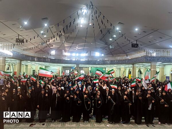 تجدید بیعت دختران وطن با آرمان‌های انقلاب در حسینیه امام