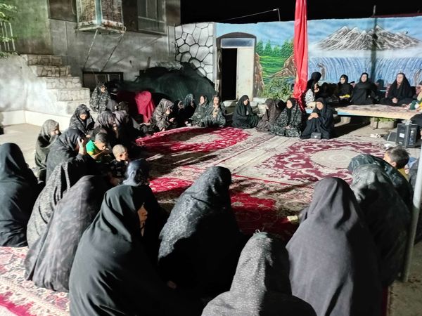 مراسم عزاداری ماه صفر در روستای نقاب در هنگام قطع برق