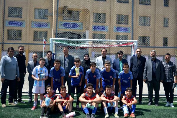 برگزاری آیین افتتاحیه زمین چمن مصنوعی هنرستان صنعت پژوهشان و مدرسه سردار سلیمانی بهارستان ۲