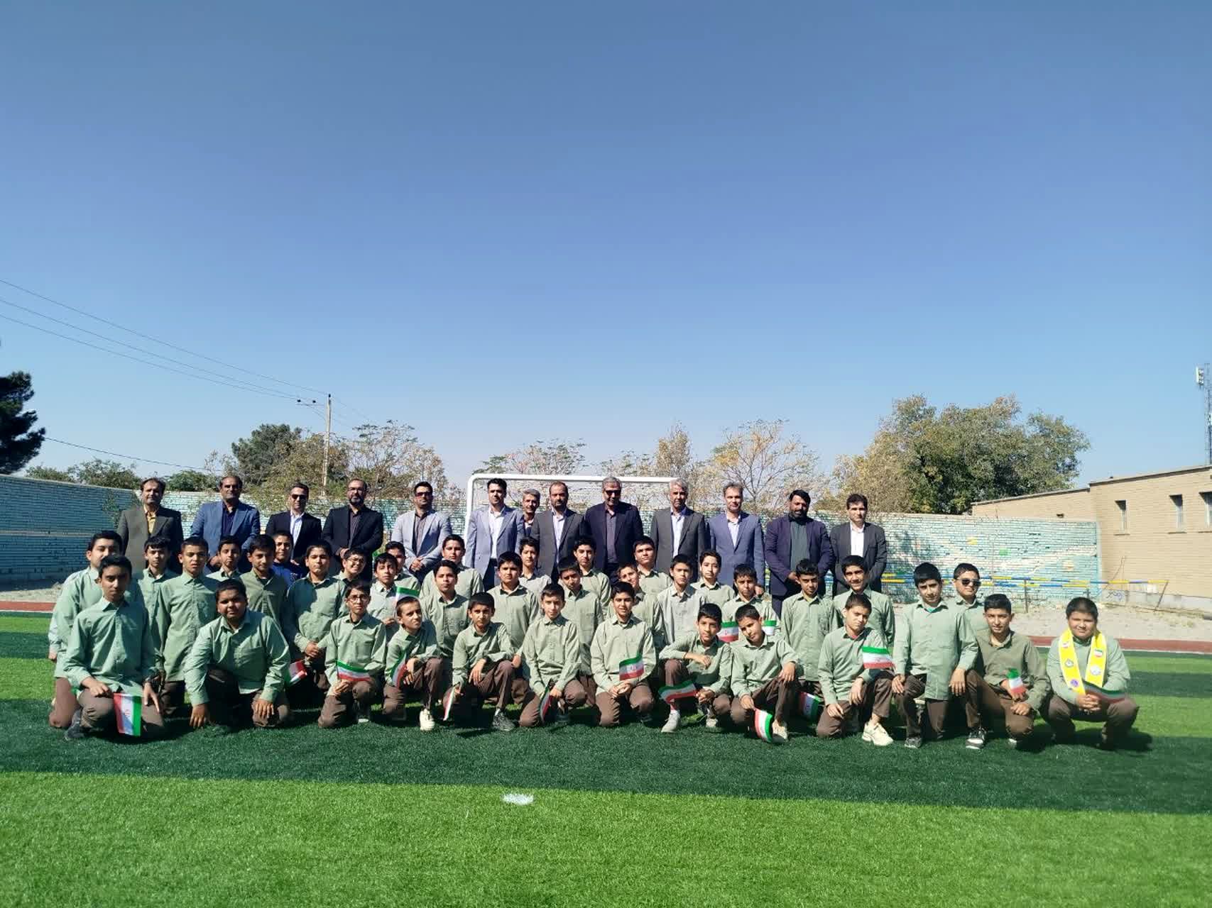 افتتاح چمن مصنوعی دبیرستان نمونه دولتی دانش کاشمر 