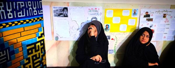 استقبال دانش‌آموزان دبیرستان شهید برقعی 2 قم از یک لاله فاطمی