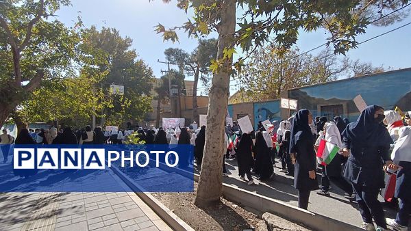 حضور پرشور دانش آموزان شهر محلات در راهپیمایی ۱۳ آبان در شهر محلات 