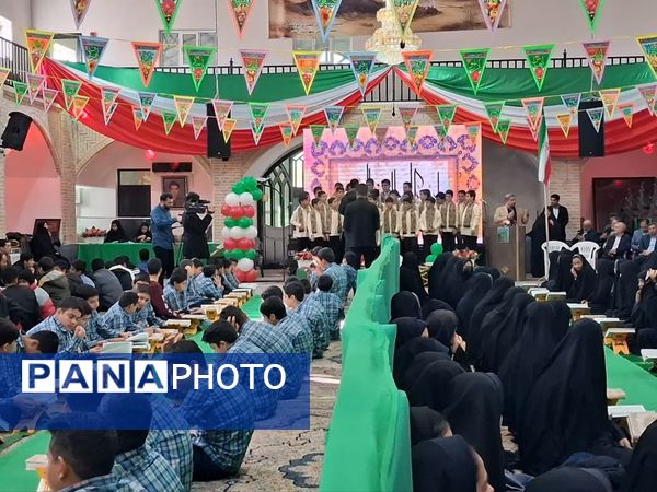 محفل انس با قرآن کریم همراه با نواخته شدن زنگ انقلاب 