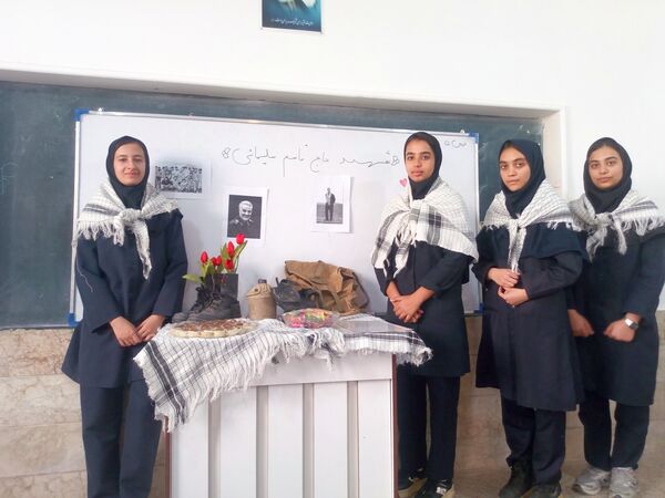 کلاس آمادگی و دفاعی با رنگ و بوی شهدا در دبیرستان فاطمیه