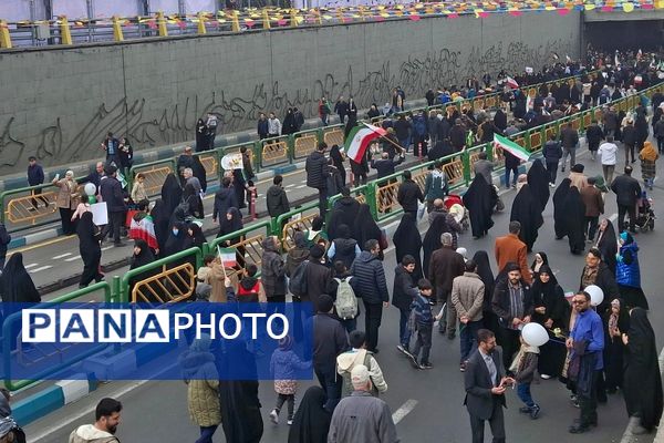 حضور اقشار مختلف مردم شهرری در راهپیمایی ۲۲ بهمن