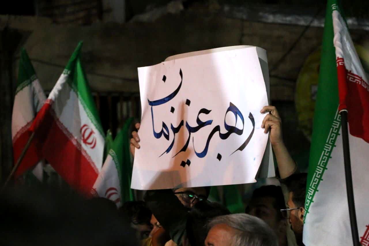 سرکان یکپارچه در اجتماع یادبود رهبر؛ تجمع شبانه با پخش زنده ملی
