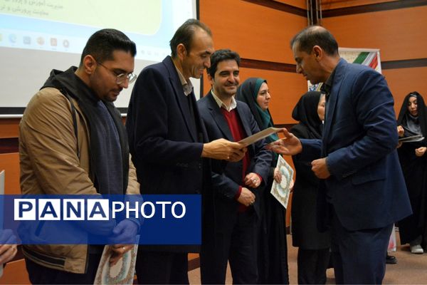 آیین تجلیل از برگزیدگان حوزه مشاوره و پیشگیری از آسیب‌های اجتماعی بهارستان‌دو
