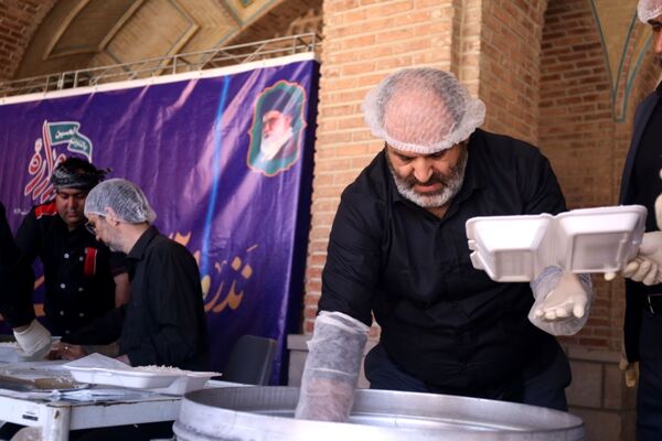  پخش 8600 غذای گرم با همت مرکز نیکوکاری شهید مهدی باکری و موسسه نذرواره در تبریز