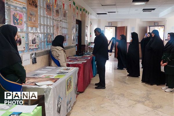 بازدید رئیس اتحادیه انجمن‌های اسلامی دانش‌آموزی استان تهران از نمایشگاه‌های «مدرسه انقلاب» در فیروزکوه