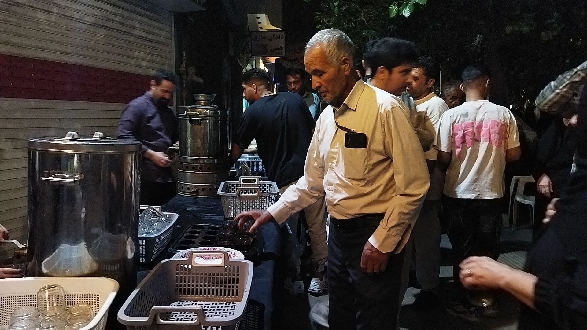 چایخانه حوزه علمیه گلشن آماده خدمت به سنگربان نیشابوری 