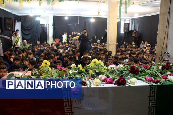 عطر شهادت در کلاس درس؛ دانش‌آموزان سامان میزبان پیکر پاک شهید گمنام شدند