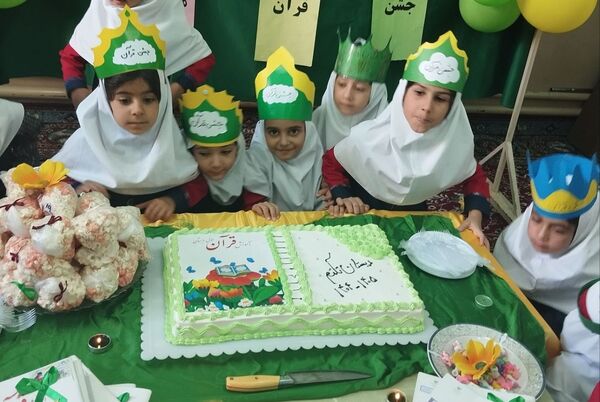شیرین‌تر شدن کتاب قرآن کلاس اولی‌ها با برگزاری جشن باشکوه قرآن در دبستان تکتم