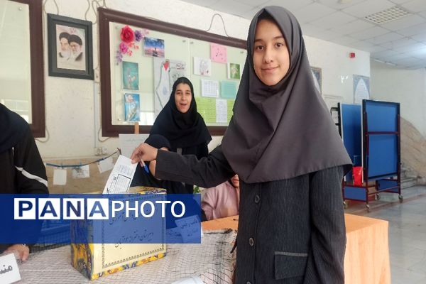 حضور پر شور دانش‌آموزان در انتخابات شورای دانش‌آموزی دبیرستان دخترانه ۱۳ آبان