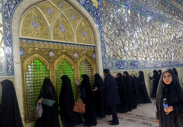 مراسم غبار روبی حرم مطهر حضرت معصومه (س) توسط دانش‌آموزان مدارس صدرا اصفهان 