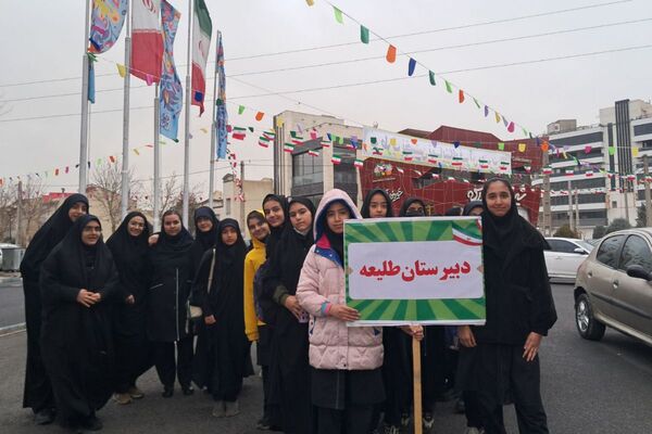 حضور دانش‌آموزان مدرسه طلیعه در نمایشگاه قرآن و عترت مجموعه ورزشی ایثار