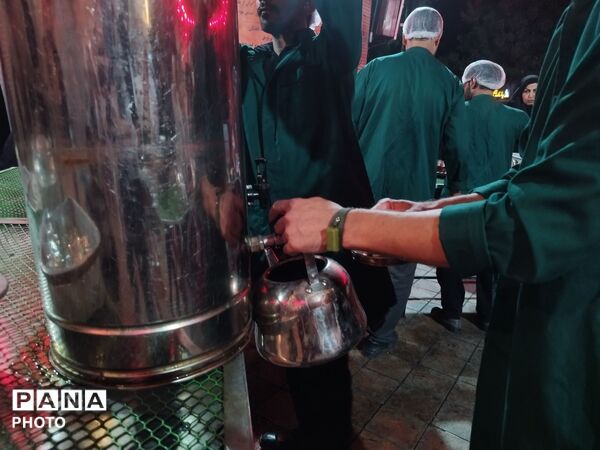 عطرِ خدمت در ضیافتِ شبانه؛ صد و پنجاه و ششمین شبِ میزبانی در چایخانه حضرت زهرا (س)