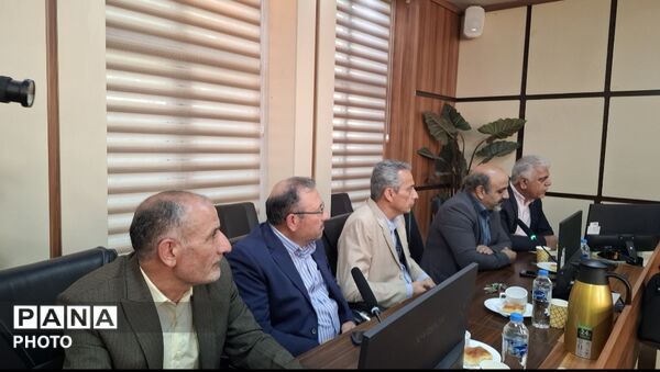 نشست صمیمی وزیر آموزش‌ و پرورش با معلمان دبیرستان رازی
