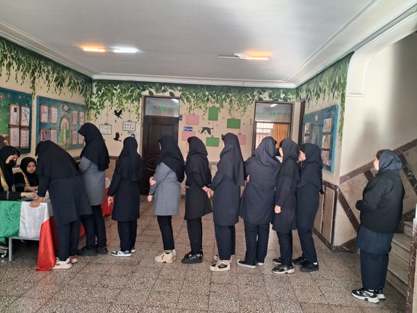 میزبانی پیشتازان مدرسه شهید مدرس در انتخابات شورای دانش‌آموزی