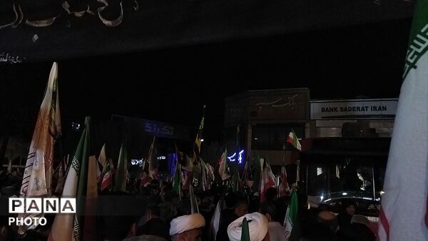 مردم نیشابور خانوادگی در میدان حاضر هستند 