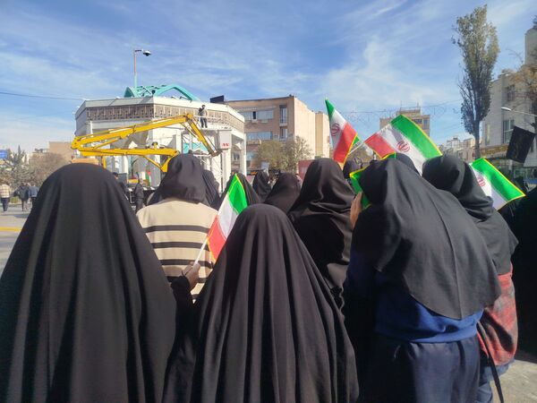 حضور پرشور دانش‌آموزان دبیرستان هیئت امنایی معراج اردبیل در راهپیمایی روز ۱۳ آبان ماه