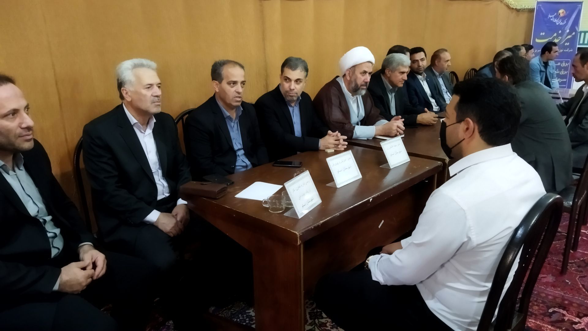 میز خدمت در نماز جمعه اسکو؛ ارتباط مستقیم مردم با مسئولان در هفته دولت