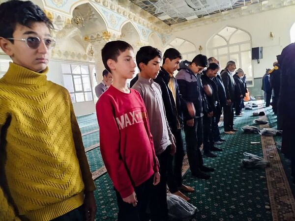 اقامه نماز جماعت بعد از  راهپیمایی در کاشمر 
