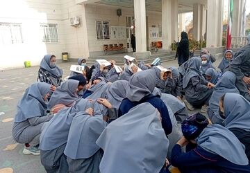  مانور زلزله با آموزش نکات ایمنی در دبستان مصلی نژاد حضرت زینب(س)