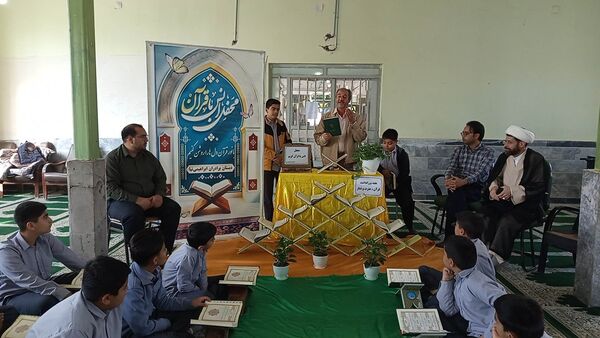 محفل انس با قرآن کریم در مدرسه برادران ابراهیمی‌نیا