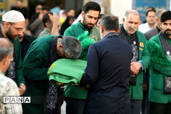 آیین اهتزار پرچم عزای سیدالشهدا (ع) در شب اول ماه محرم در حرم حضرت عبدالعظیم (ع) شهرری 