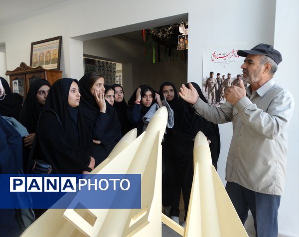 بازدید دانش‌آموزان از موزه دفاع مقدس شهرکرد