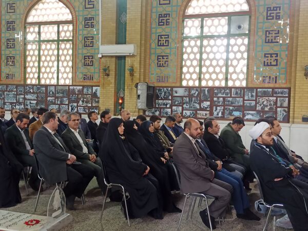 گرامیداشت هفته امورتربیتی در کنار مزار شهدای ۷۲ تن