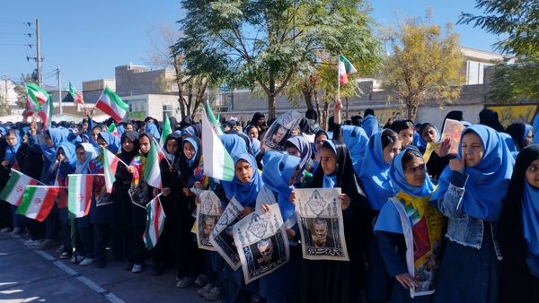 حضور پرشور دانش آموزان در راهپیمایی ۱۳ آبان ماه 