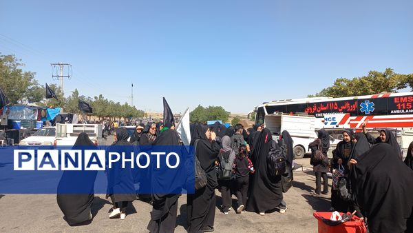 حضور زائران پیاده در جاده غدیر مشهد به نیشابور