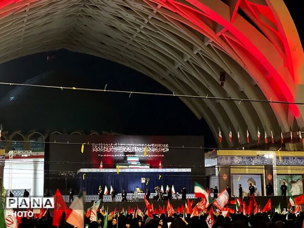 وداع حماسی مردم با شهدای وطن در مصلای تهران