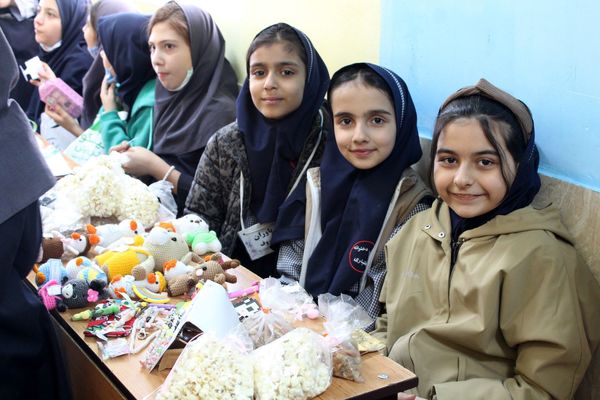 بازارچه دست‌سازه‌های دانش‌آموزی دبستان شهید بختیاری ناحیه 1 کرج