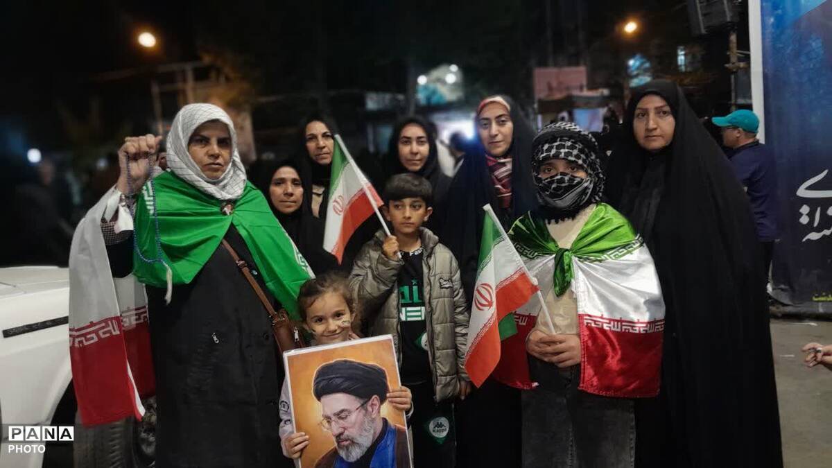 میدان امام خمینی (ره) شهرستان کوهدشت غرق در شور مردمی