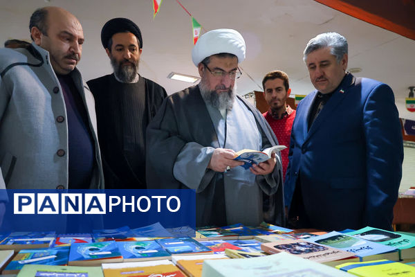 بازدید نماینده ولی فقیه در استان آذربایجان شرقی از نمایشگاه قرآن و عترت