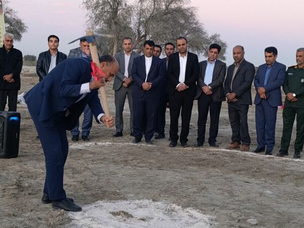 کلنگ ساخت دبستان 14 کلاسه خیرساز در روستا دهو شهرستان میناب به زمین زده شد