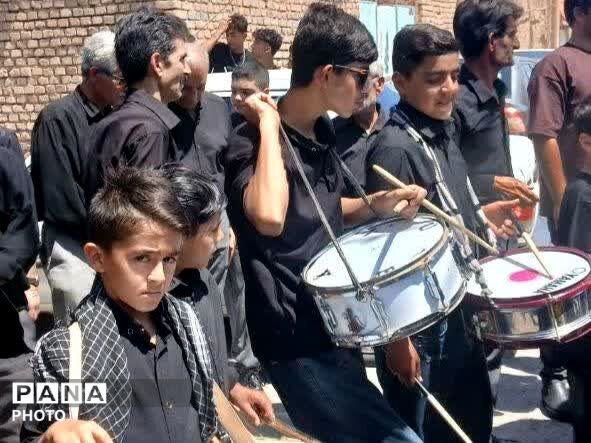 هم‌نوایی نسل‌ها در دسته‌های عزاداری امام حسین(ع) 